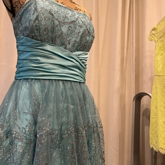 Morgan & Co Juniors SIZE 7/8 strapless FORMAL Dress - Picture 10 of 10